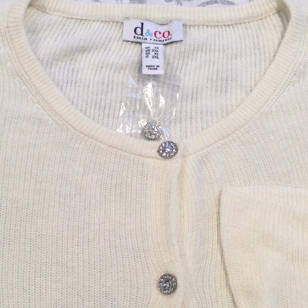 D&Co  women’s sweater size plus 1X. Jeweled buttons. New!